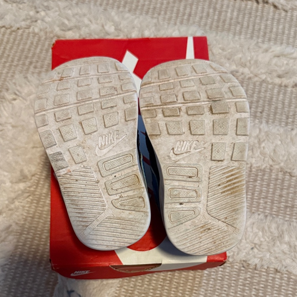 Nike Kids Navy and Black Sneakers - Picture 4 of 5